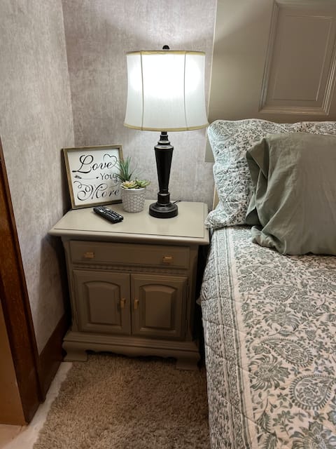 Vintage 2 Bedroom Bungalow photo 18