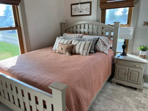 Vintage 2 Bedroom Bungalow photo 17