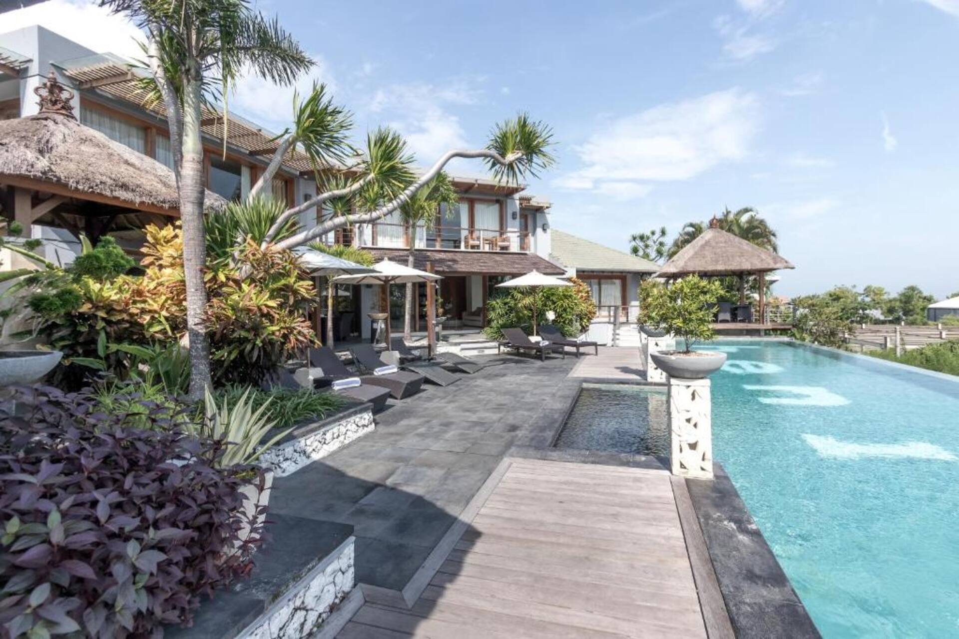 Grand Coastal Marvel Private Villa in Jimbaran 3