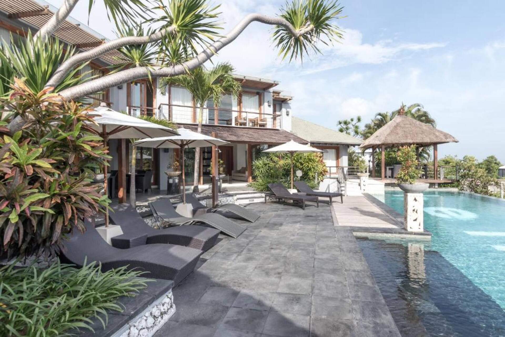 Grand Coastal Marvel Private Villa in Jimbaran 2