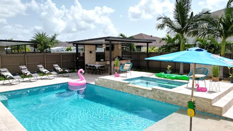 Luxury Stay: Pool, Spa, BBQ & King Bed with TVs!