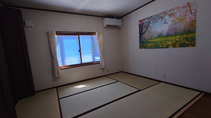 Toto je izba v japonskom štýle so 6 rohožami tatami.
Nachádza sa tu aj chladnička.
