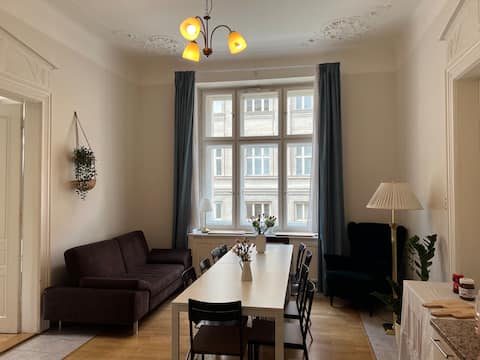 Top performing Airbnb: Balcony Art Nouveau 4-Bedroom Apt Jewish Center in Praha 1