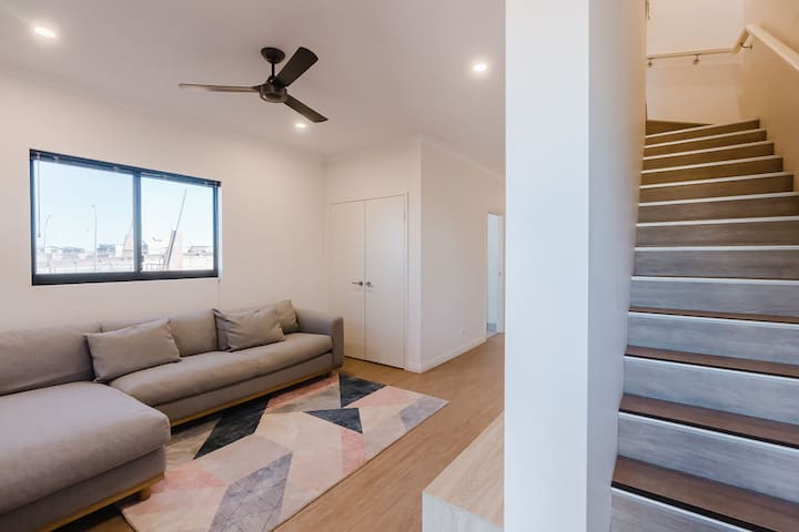 Modern Marina Home gallery image 3