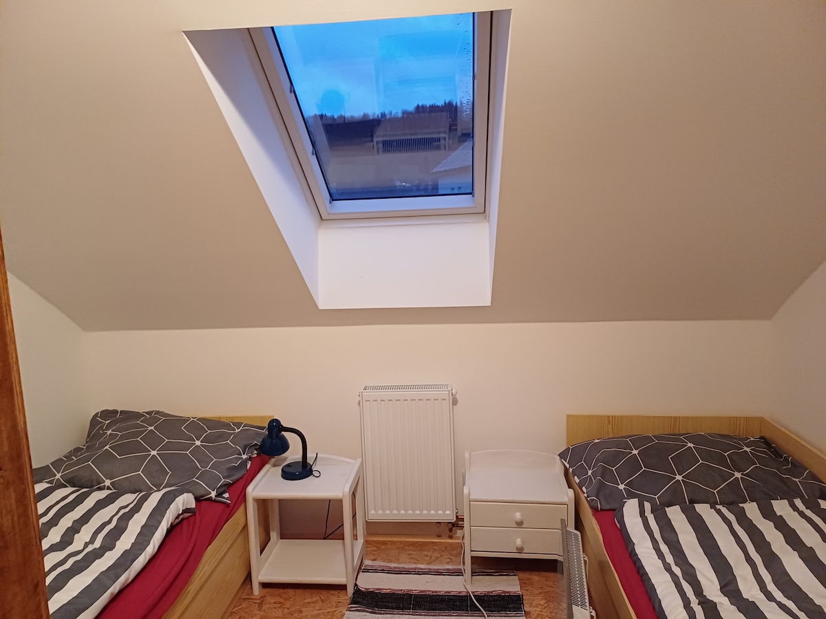 غرفة نوم تضم سريرين صغيرين