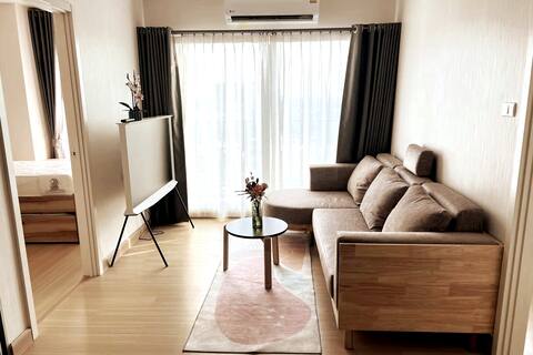 Elegant 2BR Free Skypool Gym Wifi@BTS Puchao