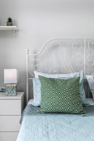 Best location, perfect view 3 bedroom apartment gallery image 5