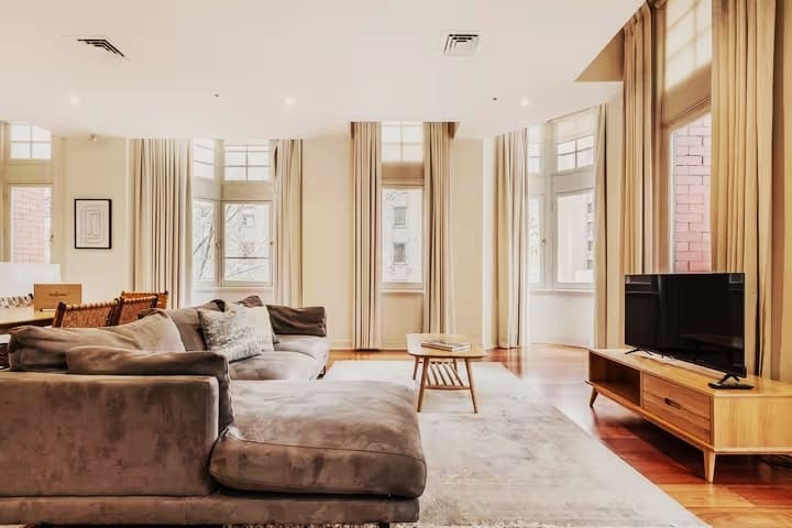 Collins St Apt | 2BR w/1 King & 2 Singles