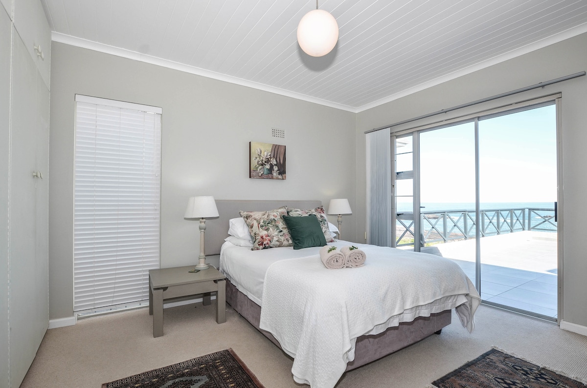 Habitación principal con puerta corrediza al balcón