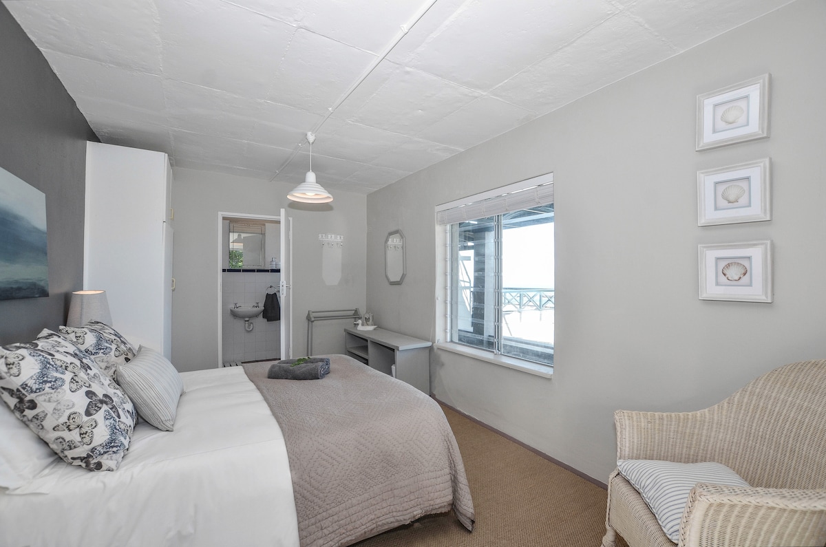 Cuarto dormitorio, separado de la casa principal con baño privado e impresionantes vistas al mar.