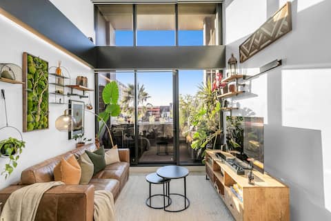 Large 3BR loft, infinity pool, free parking & gym