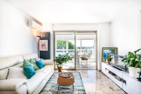 Popular Airbnb listing: Sea view, Beachfront, Quiet, Private Parking in Cagnes Sur Mer