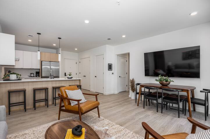 Blocks from Broadway/King Beds/Steps from Pool gallery image 5