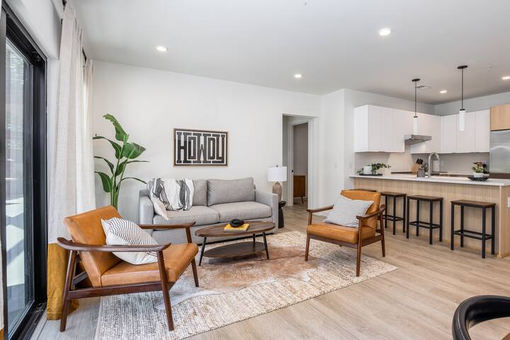 Blocks from Broadway/King Beds/Steps from Pool gallery image 3