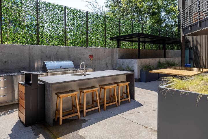 Blocks from Broadway/King Beds/Steps from Pool gallery image 4