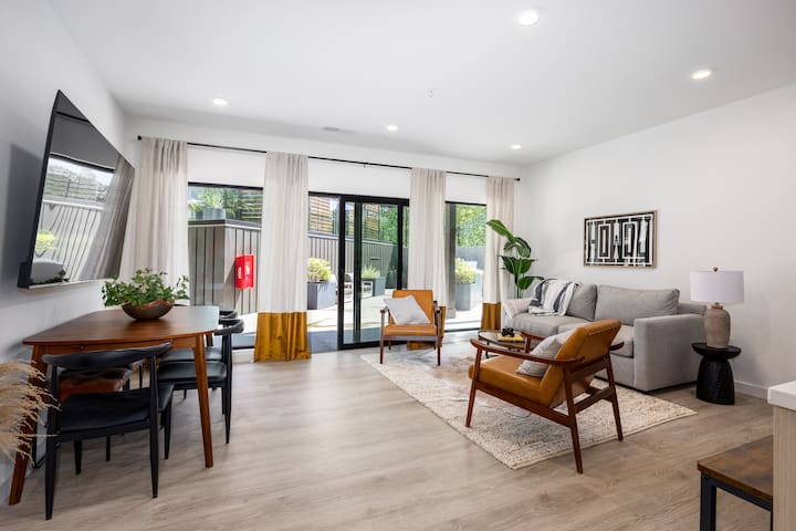 Blocks from Broadway/King Beds/Steps from Pool