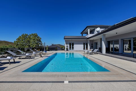 Luxury Villa “Casa de Lux” with private pool