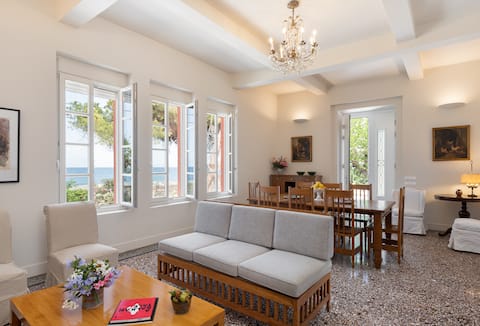 Top performing Airbnb: Melissi 1932 - Seaside Villa and Resort in δήμος ξυλοκάστρου ευρωστίνης