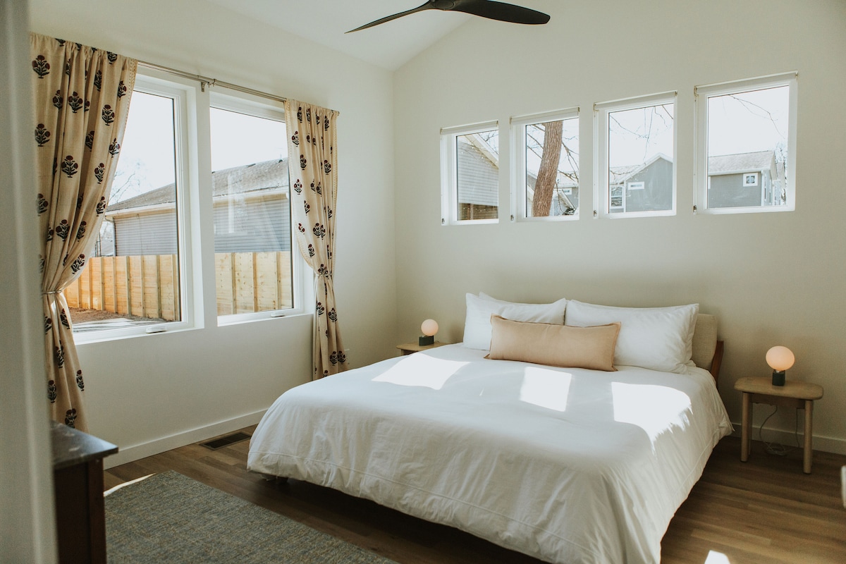 חדר שינה עם מיטת קינג סייז