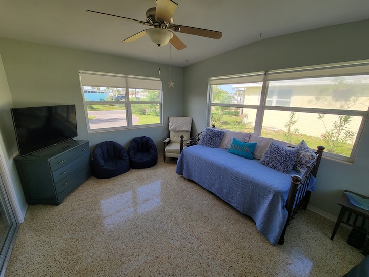 House Just Steps From Beach! - 戴通納海灘