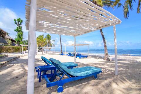 Beach Villa in CoralKey (Pool)
