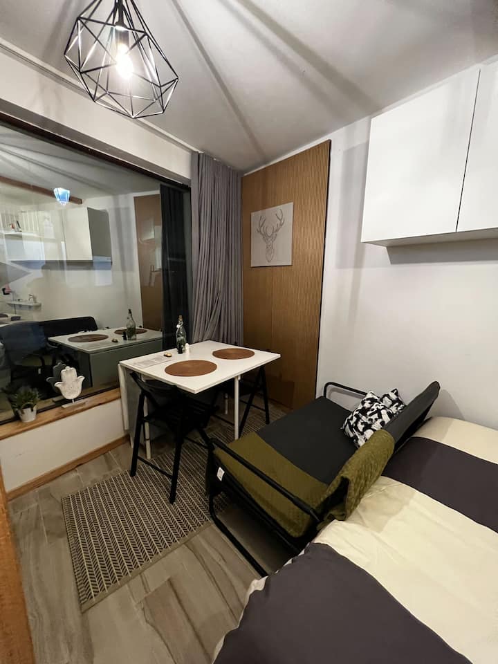 Kitanda cha sofa na meza ya kulia iliyo na viti (meza inayoweza kurudishwa nyuma kwa hadi watu 4)