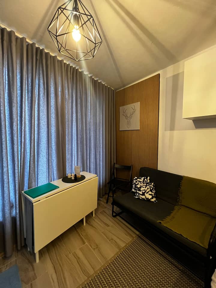 Mlango wa pazia uliofungwa na meza iliyofungwa inayoweza kurudishwa nyuma (Meza inashikilia hadi watu 4 na viti viko ndani ya meza)