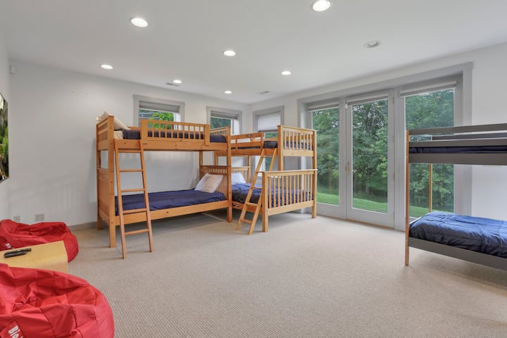 غرفة النوم رقم4 - الغرفة ذات الطابقين. 4 مجموعات من الأسرّة ذات الطابقين (تتسع لـ 8 أشخاص). كراسي أكياس الفاصولياء والتلفزيون وحمام كامل عبر الرواق مباشرة. 