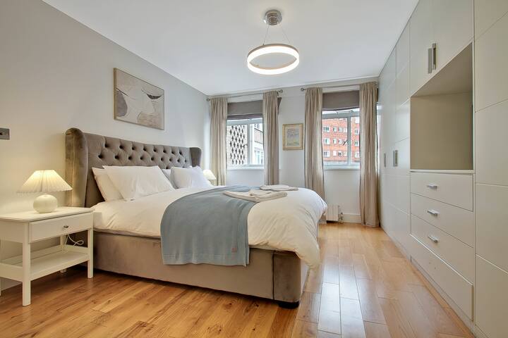 Prime Central Chelsea 2 Bed / 2 Bathroom w/balcony gallery image 4