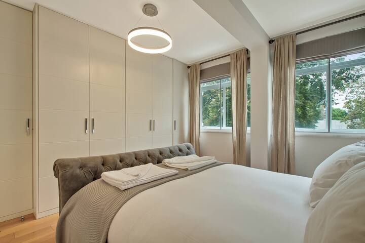Prime Central Chelsea 2 Bed / 2 Bathroom w/balcony gallery image 3