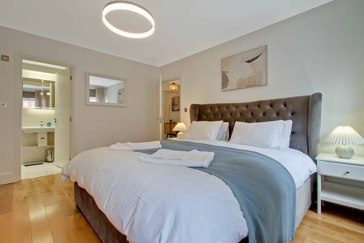 Prime Central Chelsea 2 Bed / 2 Bathroom w/balcony gallery image 5