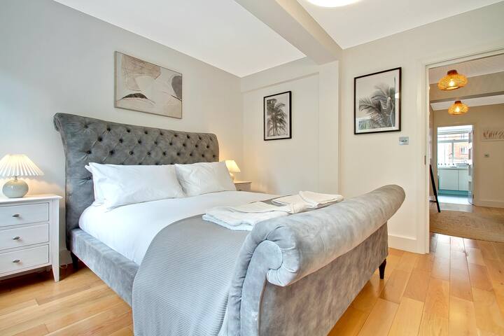 Prime Central Chelsea 2 Bed / 2 Bathroom w/balcony gallery image 2