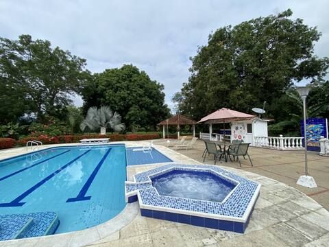 Lounge house with a swimming pool in Honda.