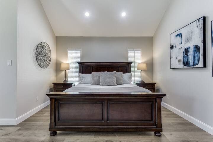 Stylish 4/3 traditional + pool gallery image 5