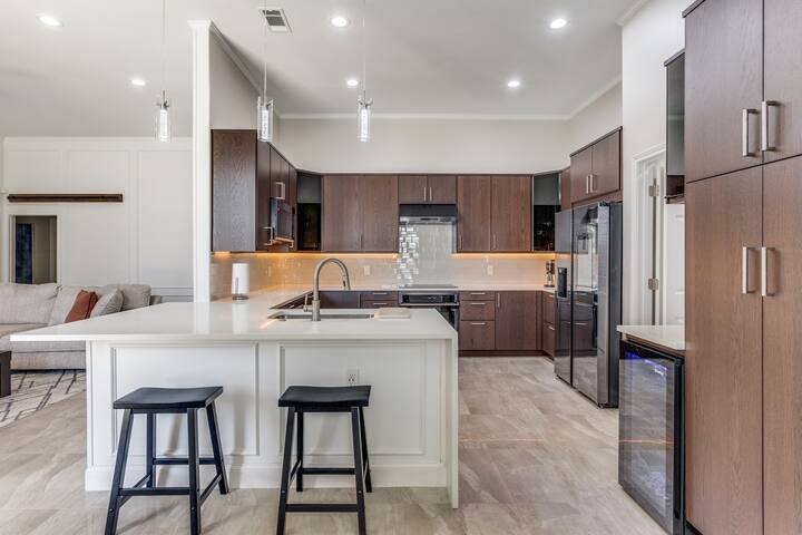 Stylish 4/3 traditional + pool gallery image 3