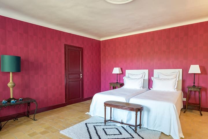 Silid - tulugan 11 - ang mga higaan ay maaaring hatiin o magkasama bilang isang reyna