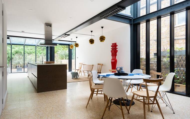 Spectacular House 4 Bed 3.5 Bath near Portobello