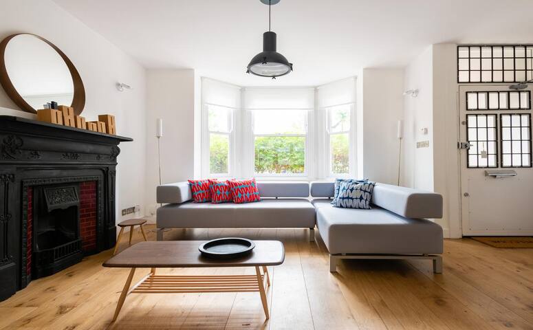 Spectacular House 4 Bed 3.5 Bath near Portobello gallery image 5