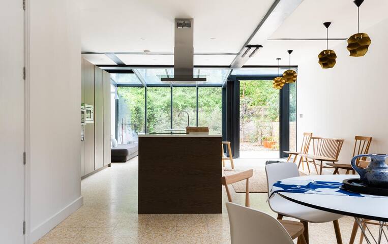 Spectacular House 4 Bed 3.5 Bath near Portobello gallery image 3