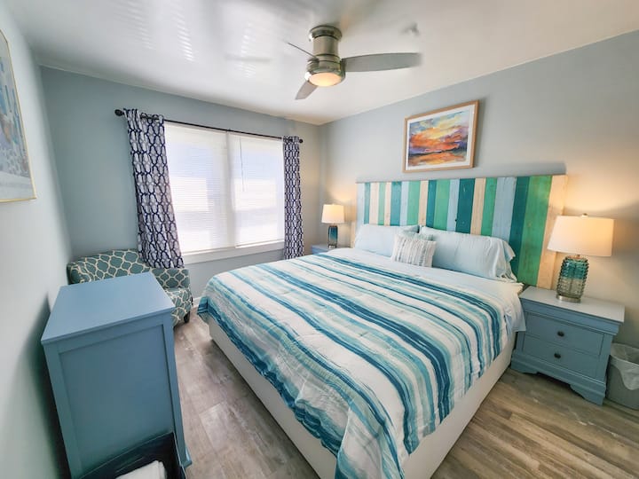 ห้องนอนใหญ่: ที่นอนคิงไซส์พรีเมี่ยมบำบัดพัดลมเพดานรีโมทคอนโทรลโคมไฟหัวเตียงมีพอร์ต USB ที่ฐานสำหรับชาร์จอุปกรณ์ของคุณ 