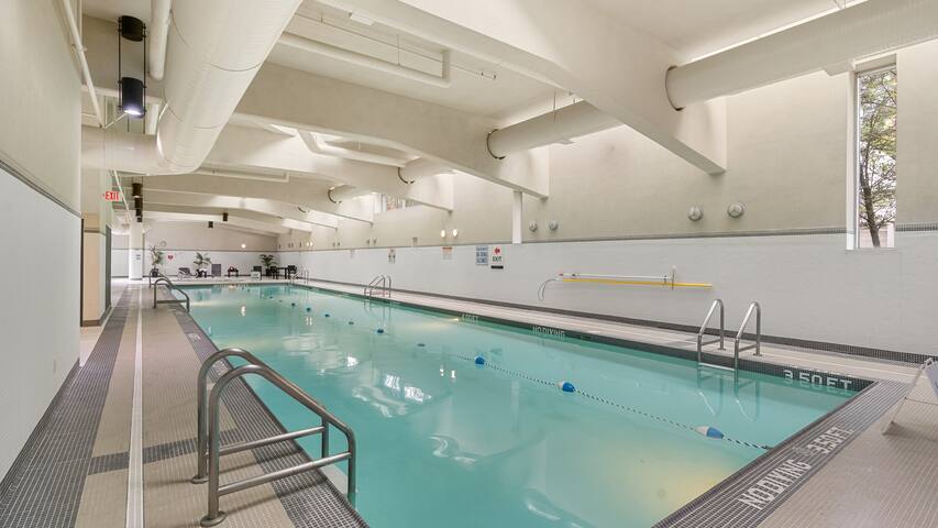 Heart of Downtown/Stadium w/ Pool & Free Parking gallery image 5