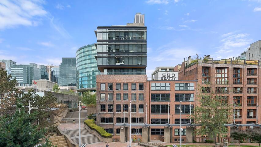 Heart of Downtown/Stadium w/ Pool & Free Parking gallery image 4