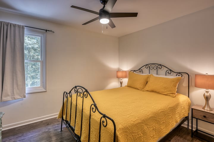 Bedroom 3- Queen bed