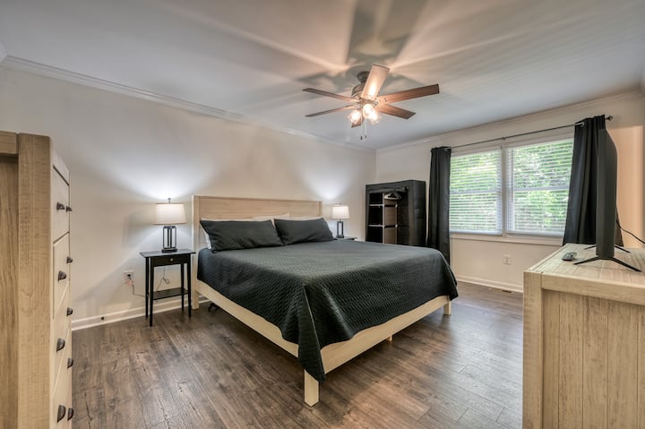 Bedroom 1- Master with en suite- King bed