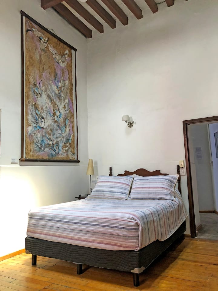 Hlavná spálňa s dvojnásobne vysokým stropom a manželskou posteľou Queen.
Má stropný ventilátor a zatemňovaciu roletu. 
Izba má svetelný senzor, takže sa rozsvieti za úsvitu.