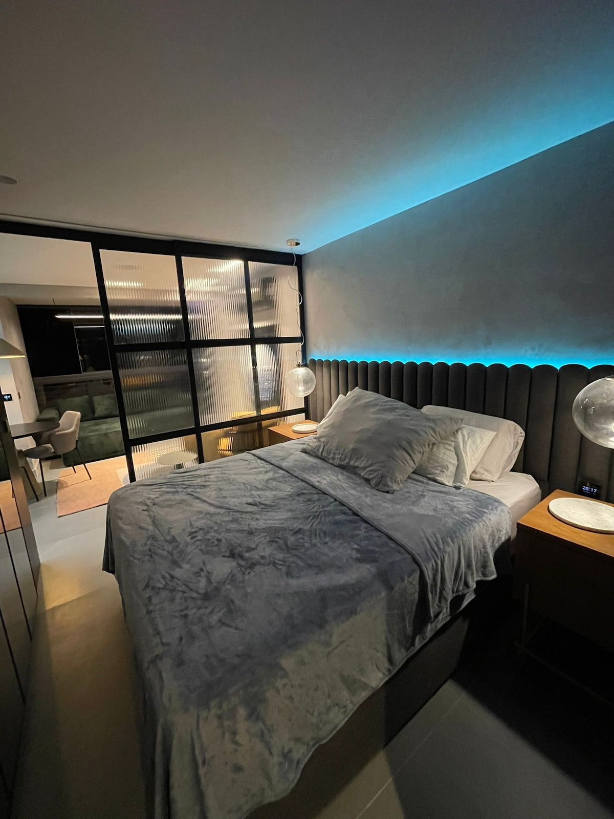 Двокреветна соба со многу удобен брачен кревет (широк 150-179 см). Целосно се изолира од дневната соба кога лизгачките врати и ролетните се затворени. 