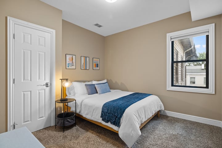 Pata mapumziko ya amani katika chumba chetu cha kulala kilichobuniwa kwa uangalifu, ukijivunia kitanda cha ukubwa wa malkia kwa ajili ya ukaaji wenye utulivu na wenye kuhuisha