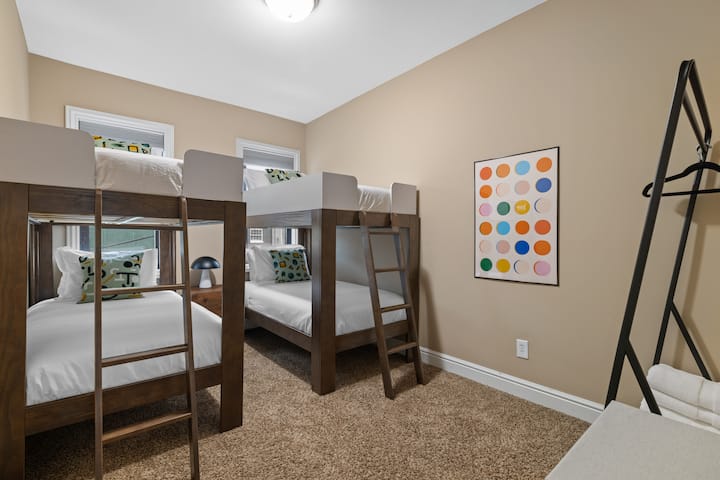 Furahia sehemu nzuri kwa ajili ya familia au makundi katika chumba chetu yenye vitanda viwili vya sitaha, ikitoa mipangilio ya kutosha ya kulala bila kuathiri starehe au mtindo