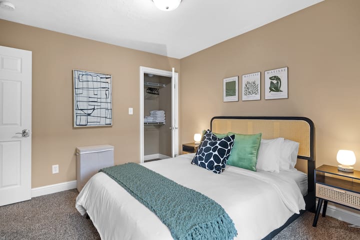 Karibu kwenye mapumziko yako ya starehe, ambapo kitanda cha ukubwa wa malkia kinasubiri, kukualika upumzike na upumzike baada ya siku ya jasura