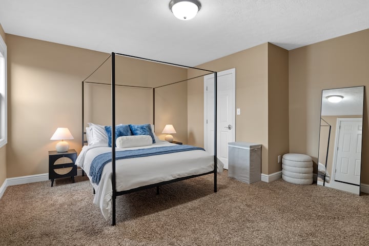 Gundua likizo tulivu katika chumba chetu cha kulala chenye samani nzuri, kilicho na kitanda cha ukubwa wa kifahari kwa ajili ya starehe ya hali ya juu